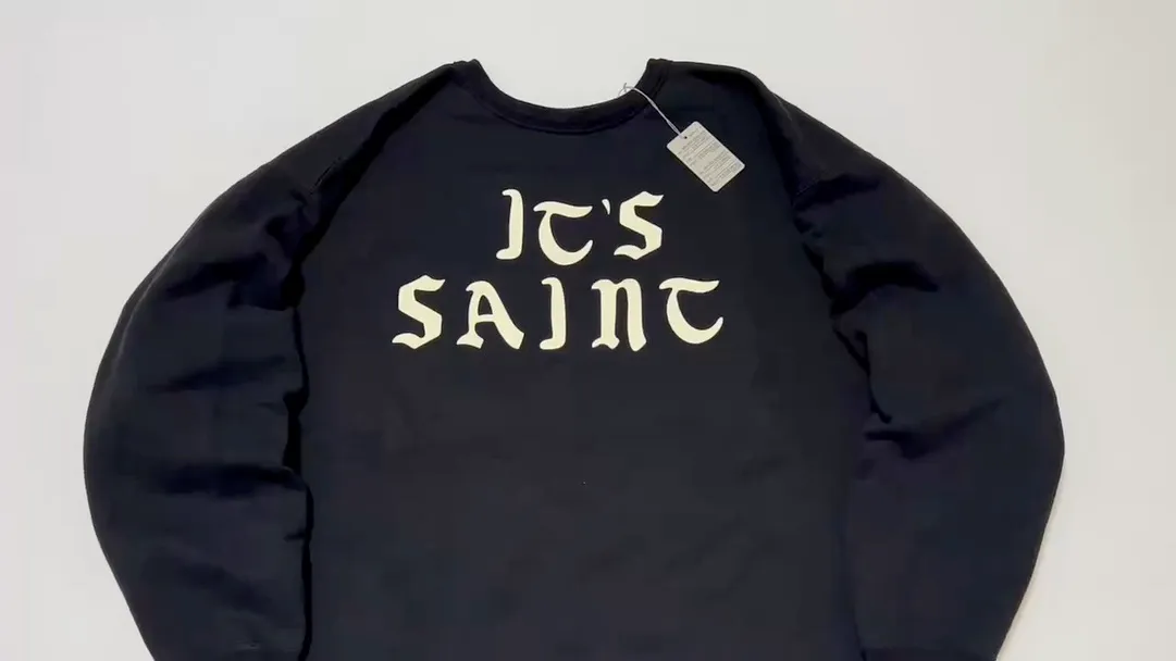 SAINT Mxxxxxx CREW SWT/IT'S SAINT/BLK Flocked SAINT sweatshirt Black S-XL ⚠️Note: This is flocking printing, not glue or crack paste. Don’t buy what you see in the picture. Short and loose fit. Both front and rear necklines are curved. Electrostatic flocking printing technology. Correct accessories. Fruit main mark/little angel anti-counterfeiting label.